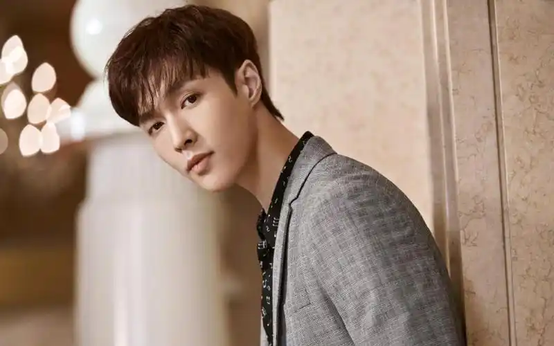 帅气高冷男孩张艺兴个性魅力西装写真