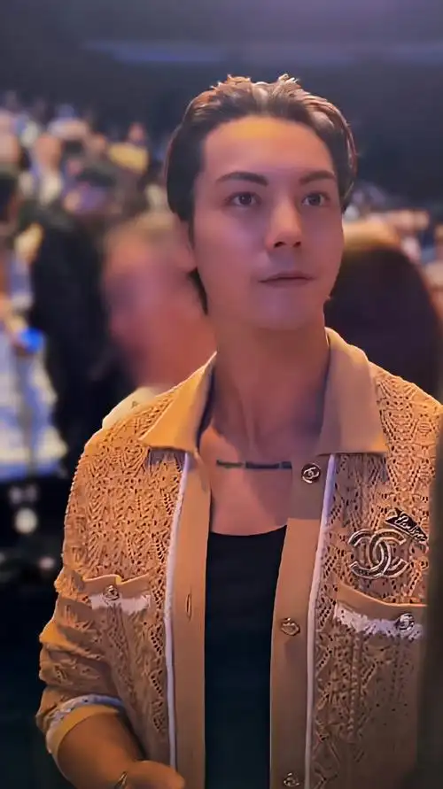 霆驼色开衫造型#出席香奈儿深圳大秀的群星中,陈伟霆超话梳起背头造型