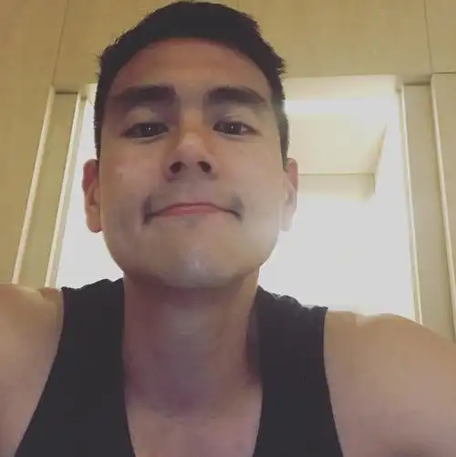 彭于晏又晒鼻孔视角自拍,脸颊的小粉红是怎么回事?