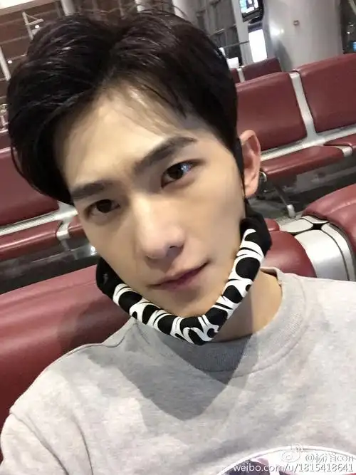 之后,杨洋发表微博说到:"悄悄的我来也,素颜闪过,开工去~"算是对粉丝