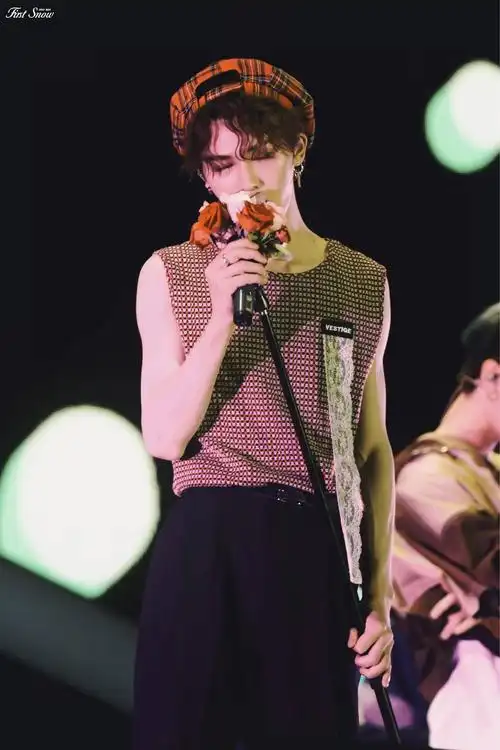 戴帽子的朱正廷