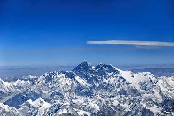 位于喜马拉雅山脉,跨越中尼边境线,是目前世界上海拔最高的山峰,也是