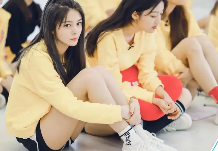 《创造101》王一博卷发小辫子造型抢镜,演绎女团舞圈粉无数