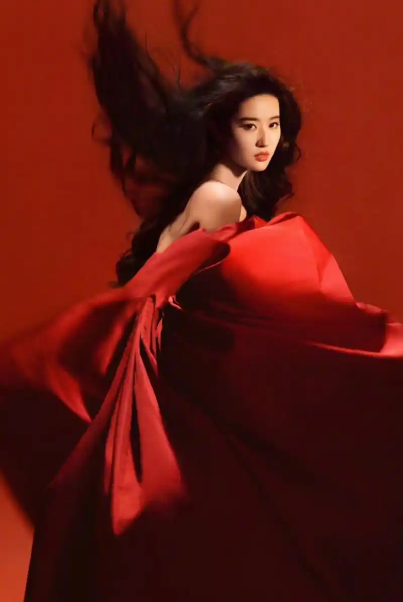 刘亦菲的杂志封面照太高级,红色礼服梦回花木兰时期,简单的场景却表现
