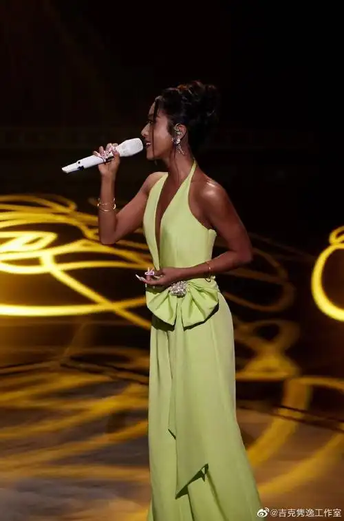 吉克隽逸《天赐的声音》深v造型,穿最亮眼的颜色做舞台上最美的dava