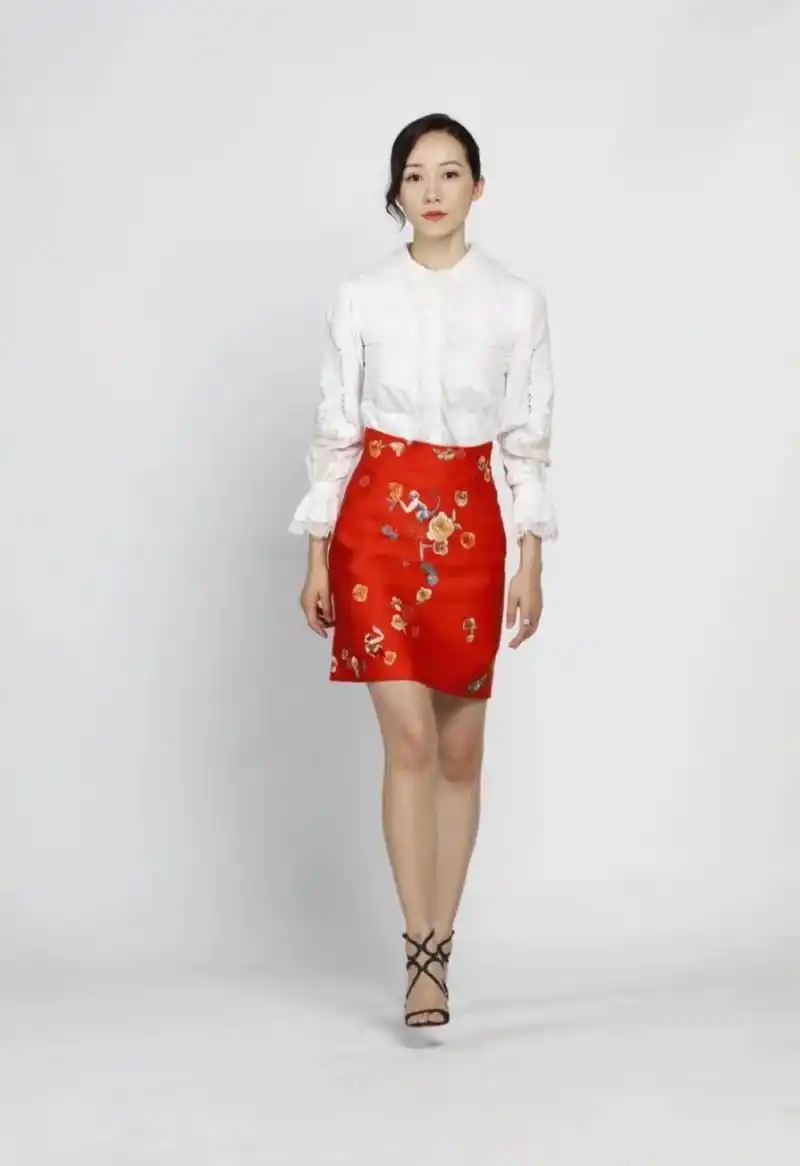 韩雪穿白色上衣搭配红色刺绣短裙,娇艳俏丽,温柔大方,举手投足间尽显