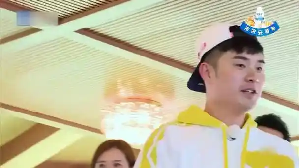 鹿晗热巴深情对视,屏蔽掉外界一起干扰,只有彼此!