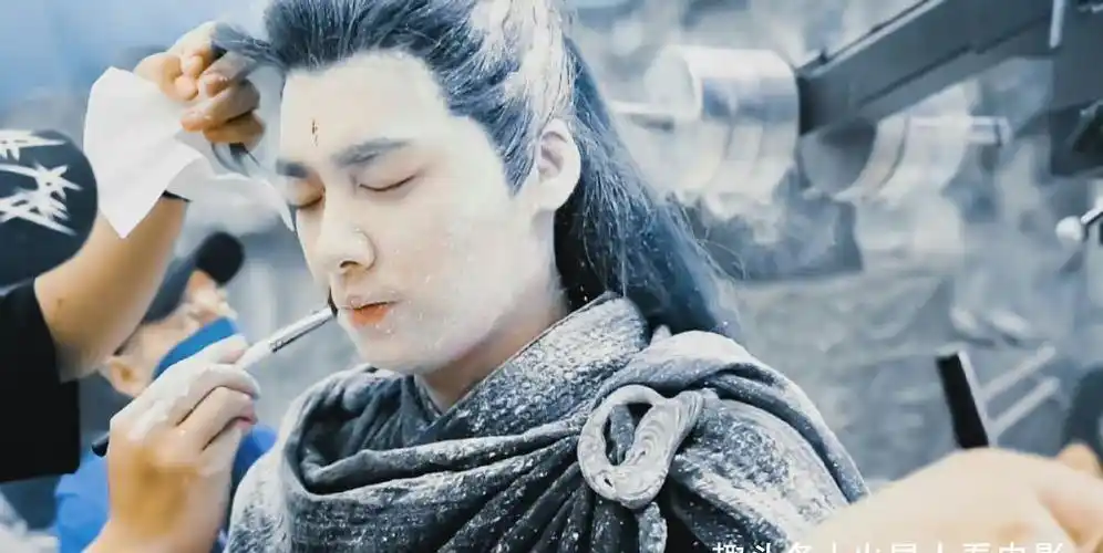 《镜双城》中李易峰白发造型仙气飘飘,氛围感十足!