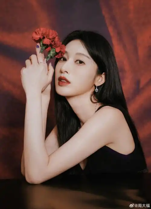 繁星点缀,嫣红如火,演员@张俪佩戴周大福天然钻石珠宝,同星辰坠落般