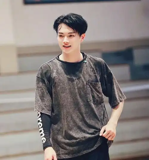 许凯早期照片被疯传,大金链子小手表?网友:好a一男的!