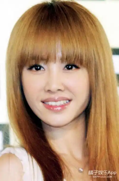 蔡依林丸子头 衬衫裙造型,让我看到了刚出道时那个清新的她!