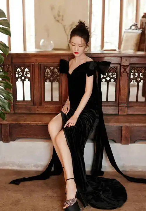 李沁穿黑色露肩开叉长裙超级惊艳,尽显大好身材_额头_连衣裙_颈部
