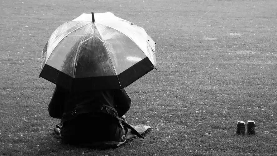 孤独一个人伤感黑白背影高清原图查看