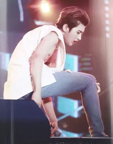 其实蔡徐坤也有在练肌肉,这手臂线条很惊人吧!