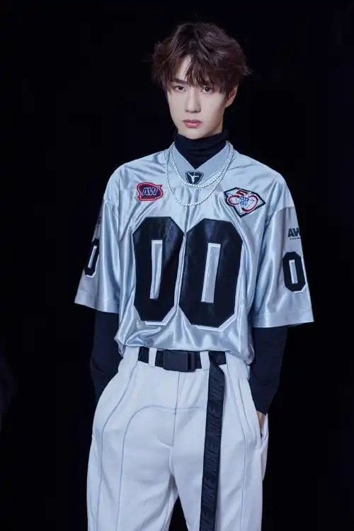 大家还记得这是哪次舞台的造型吗    @uniq-王一博