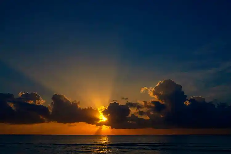 阳光在海边升起图片