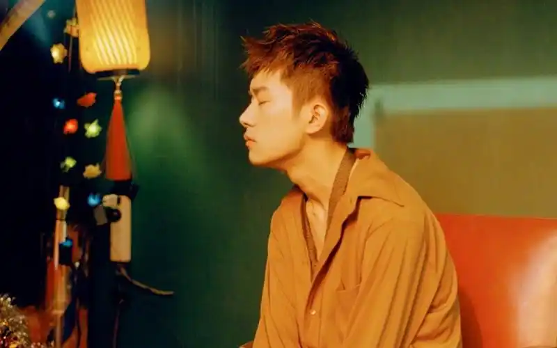 温暖少年易烊千玺帅气图片桌面壁纸