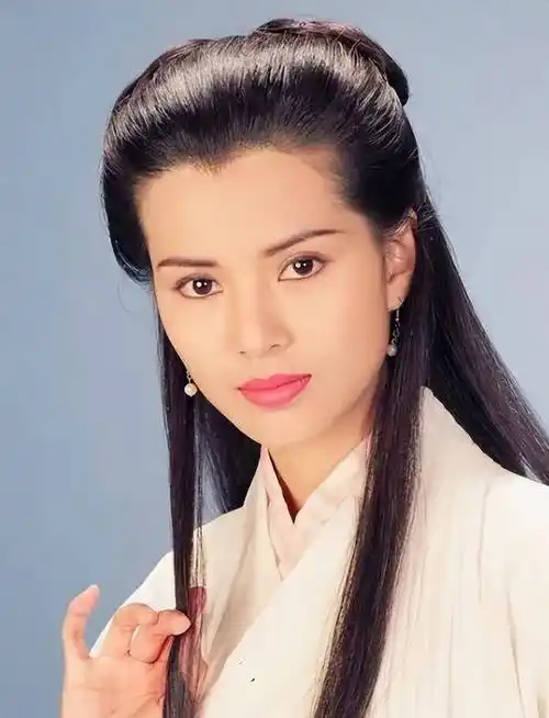 小龙女李若彤穿军大衣赶年集,农村感觉太新鲜,主打入乡随俗_生活_明星