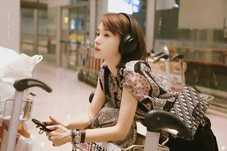 气质女神王子文果然不一样,连大妈上衣 小黑裤,都穿出了高级感