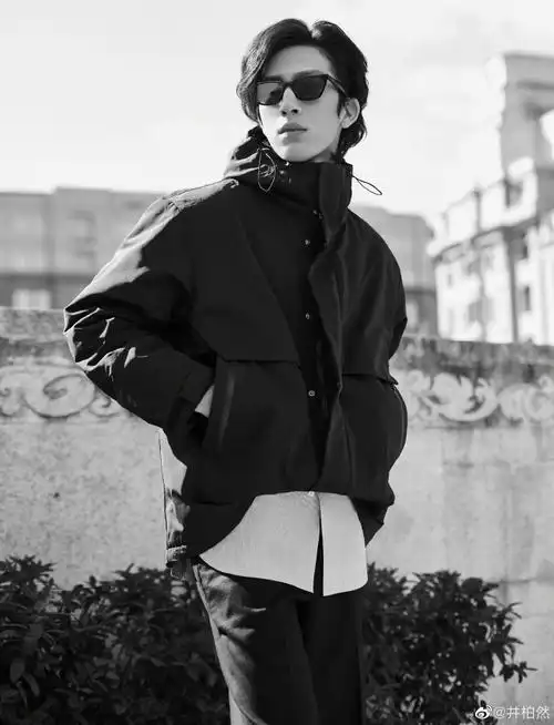 井柏然这件优衣库外套心动了,想给我弟弟买来穿(.