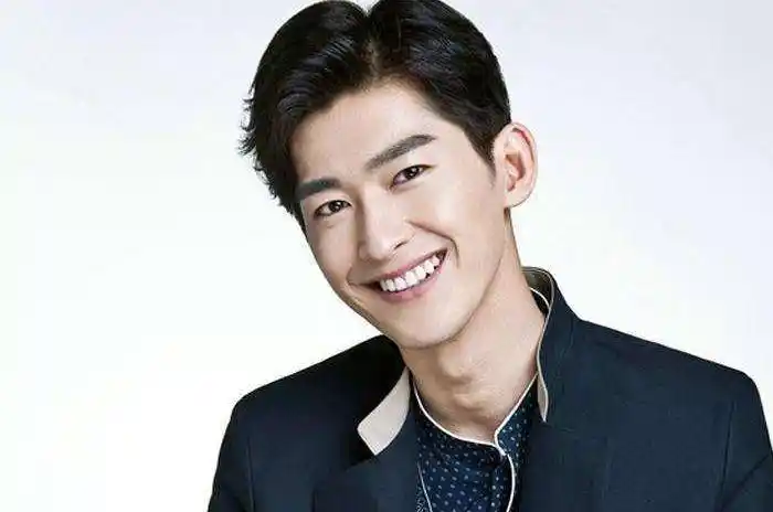 人气七日暴涨的十大80后男明星,张翰榜首,胡歌榜眼,张亮探花_周渝民