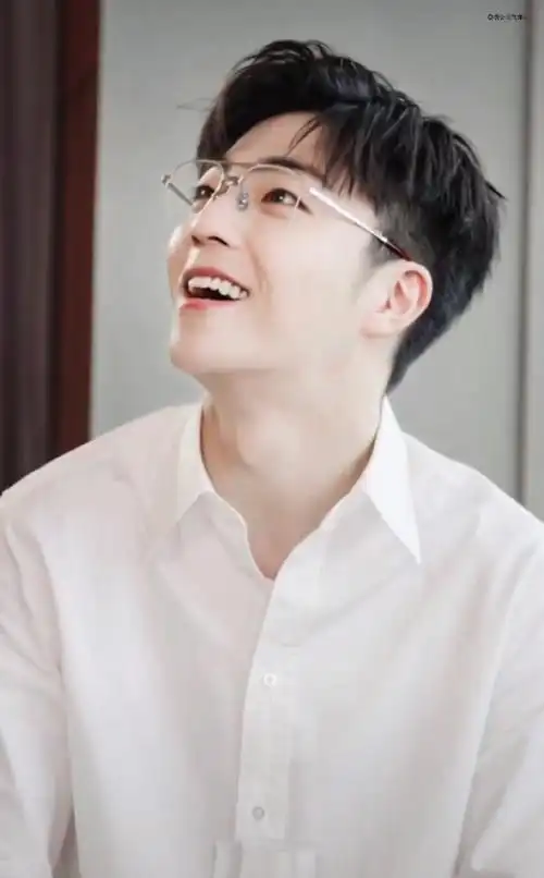 白衬衫帅哥大赛#陈立农穿白衬衫好帅好帅戴上眼镜也是没有影响到陈立