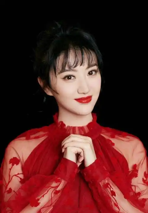 景甜终于换新发型,披肩发配卡其色西服简单又时尚,气质都不一样