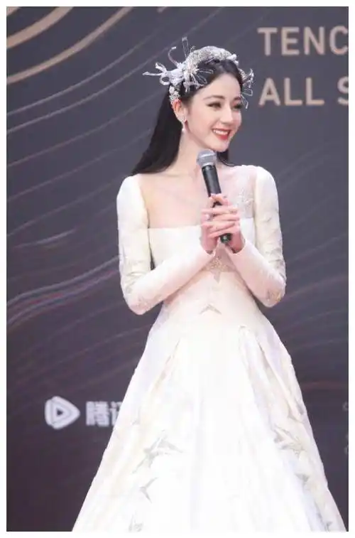 杨紫澳门之行,惊艳压轴!宋丹丹自叹不如!_迪丽热巴_古力娜扎_因为