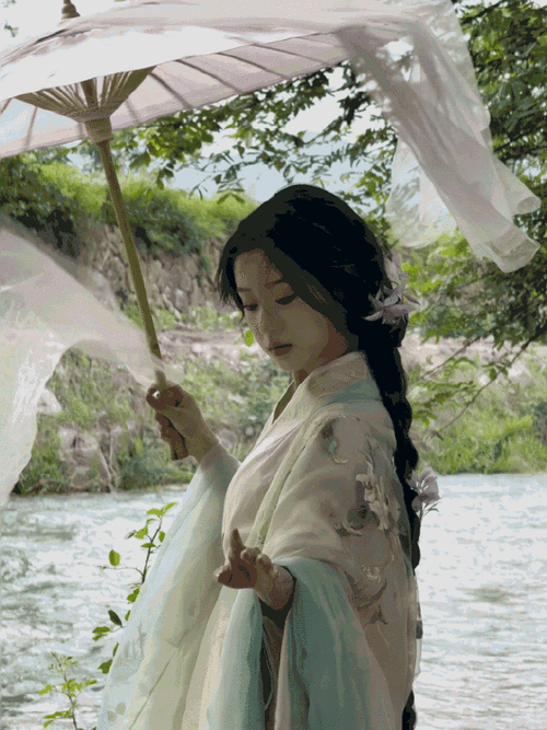 包上恩这套古风造型好清丽,如林间的花幻化成了明媚少女,新奇地感受着