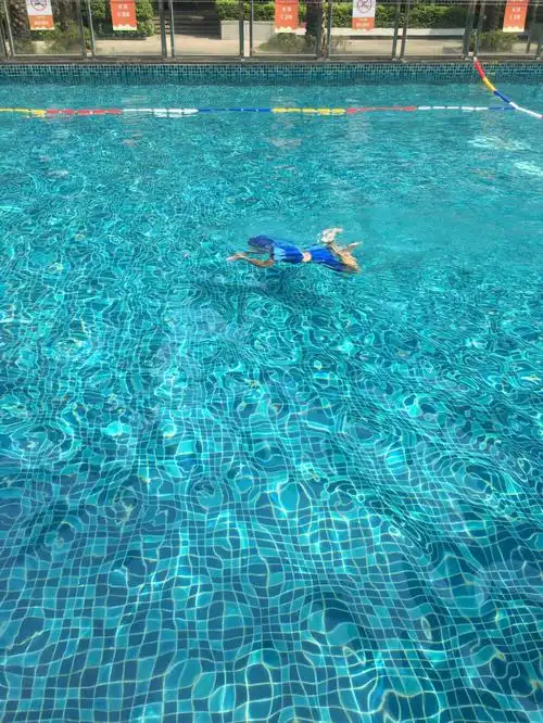 蛙泳第四次已经可以单独游到深水区了