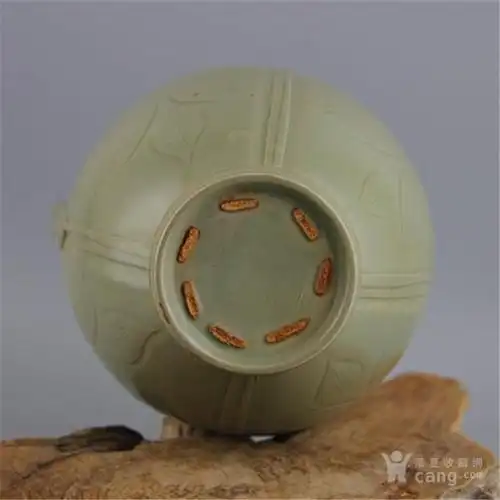 宋越窑青釉支钉手工刻花壶