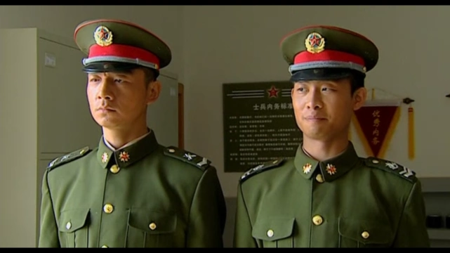 伍六一(左,邢佳栋饰)和史今(张译饰)