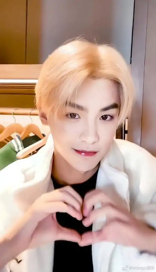 黄明昊新发色手势舞