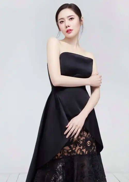 秋瓷炫白纱写真曝光持手捧花露幸福微笑