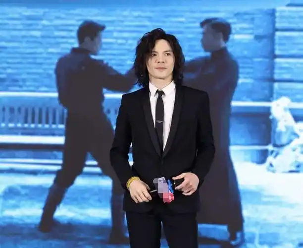 向佐亮相金华,西装造型引人注目|衬衣|领带|卷发|模特|金华市_网易订