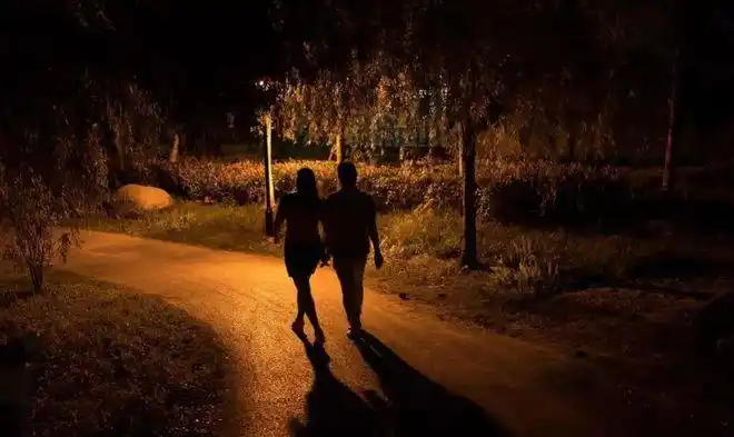 晚上散步与早上跑步相比两者有什么区别哪个健康些