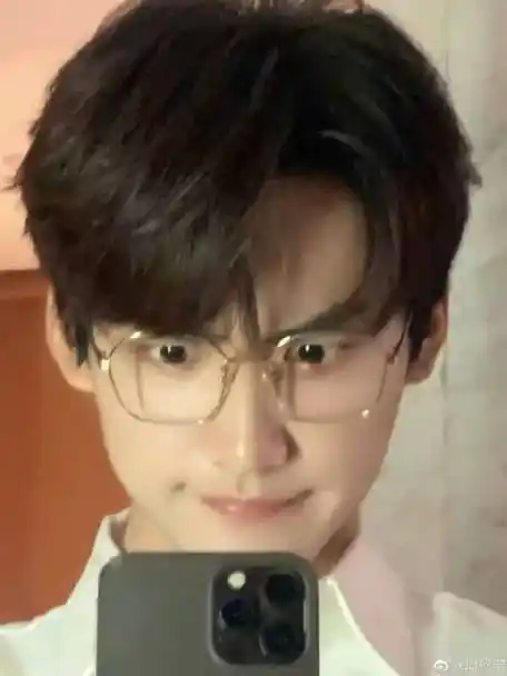 周柯宇戴眼镜了#周柯宇戴眼镜了,金丝眼镜对镜自拍0599帅哥正确