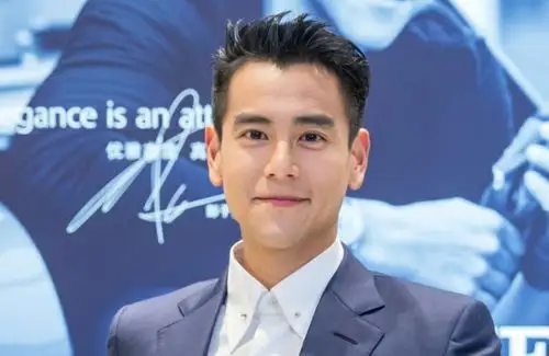 彭于晏的发际线也开始上移?机场现身造型依旧帅气