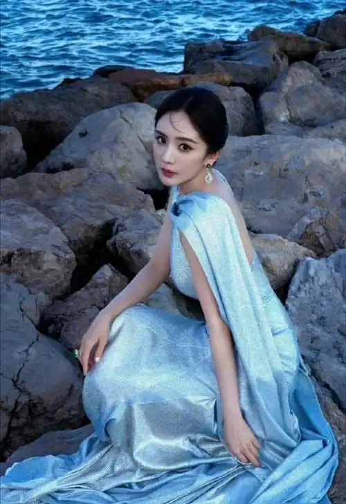 杨幂超话#杨幂#杨幂封神晚礼服图,你们get到哪一张了呢?