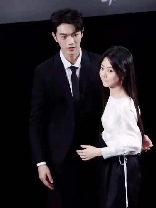 许凯谭松韵回应婚纱名场面!真的太甜了.甜得是真情实感