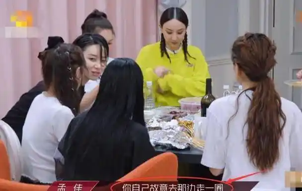 原创李斯丹妮绕了一圈才坐到张雨绮身边被戳穿后的反应甜到心里去了