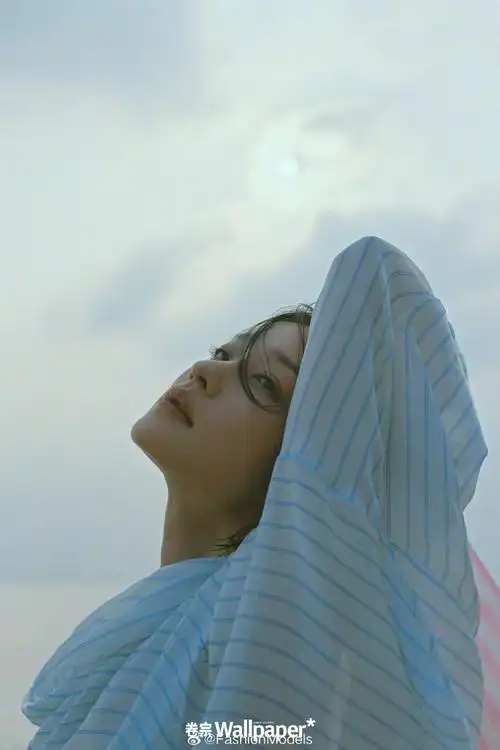 超模,演员#杜鹃#登上《wallpaper*卷宗》三月刊封面,杂志特别选择了一