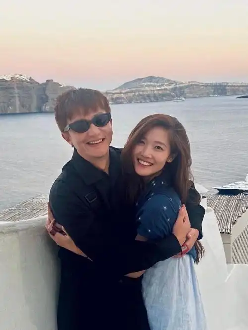 黄轩晒与女友合照##黄轩晒合照官宣女友