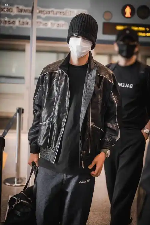 王一博出发巴黎时装周机场look全黑装扮酷帅有型