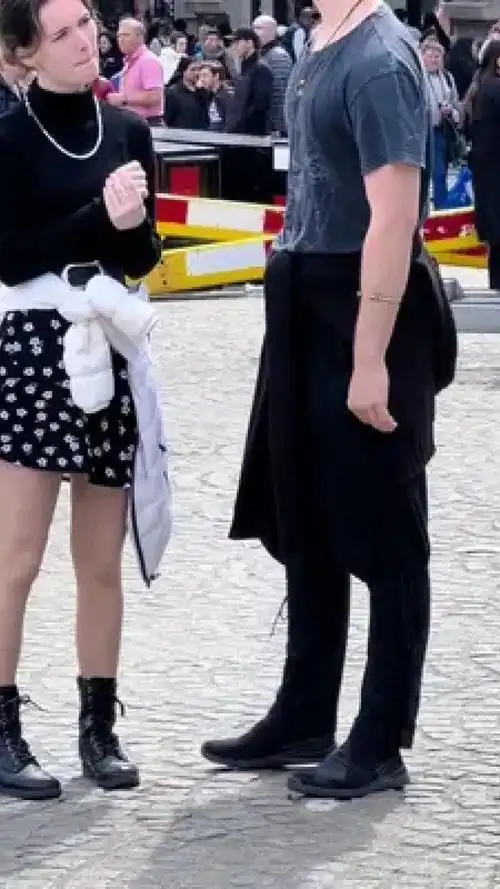 哪怕一瓶矿泉水也是如此#路人视角 #街拍 #拍摄现场 #海外生活 #完美