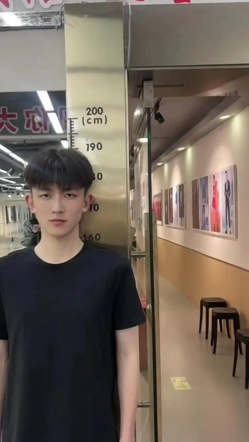 1米9的山东男生量身高,迎面走来快2米的女生,满满的压迫感