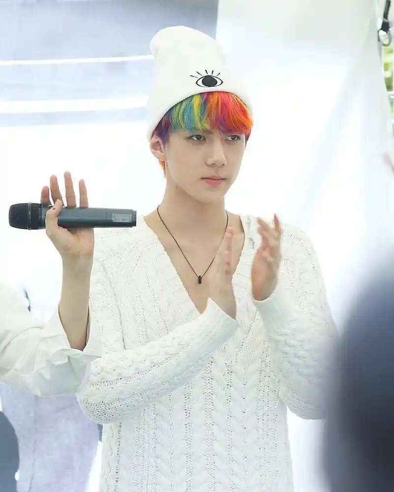 吴世勋七彩发型独特,网友:杜绝"小奶狗",还我"霸道总裁"