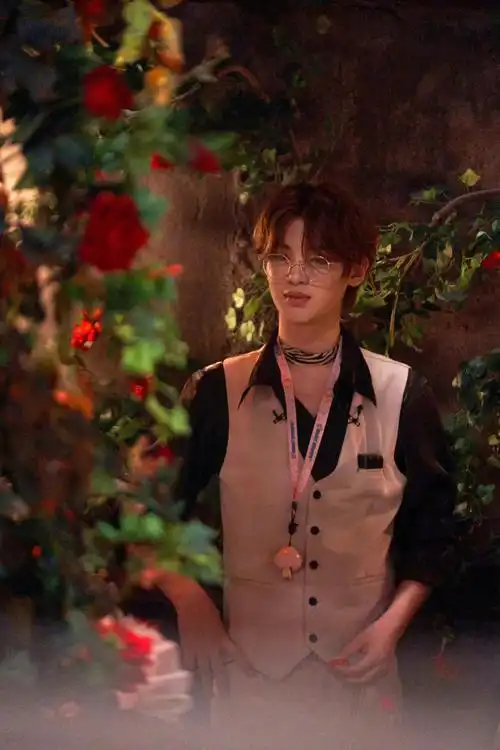 黄明昊密室大逃脱最新剧照英伦风小王子风格