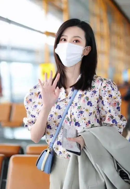 乔欣的千金气质绝了!穿大妈花衬衫 阔腿裤走机场,高级又洋气
