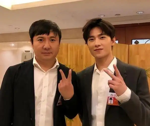 从军艺校草到九止鱼杨洋中专学历曝光难怪脑袋空空